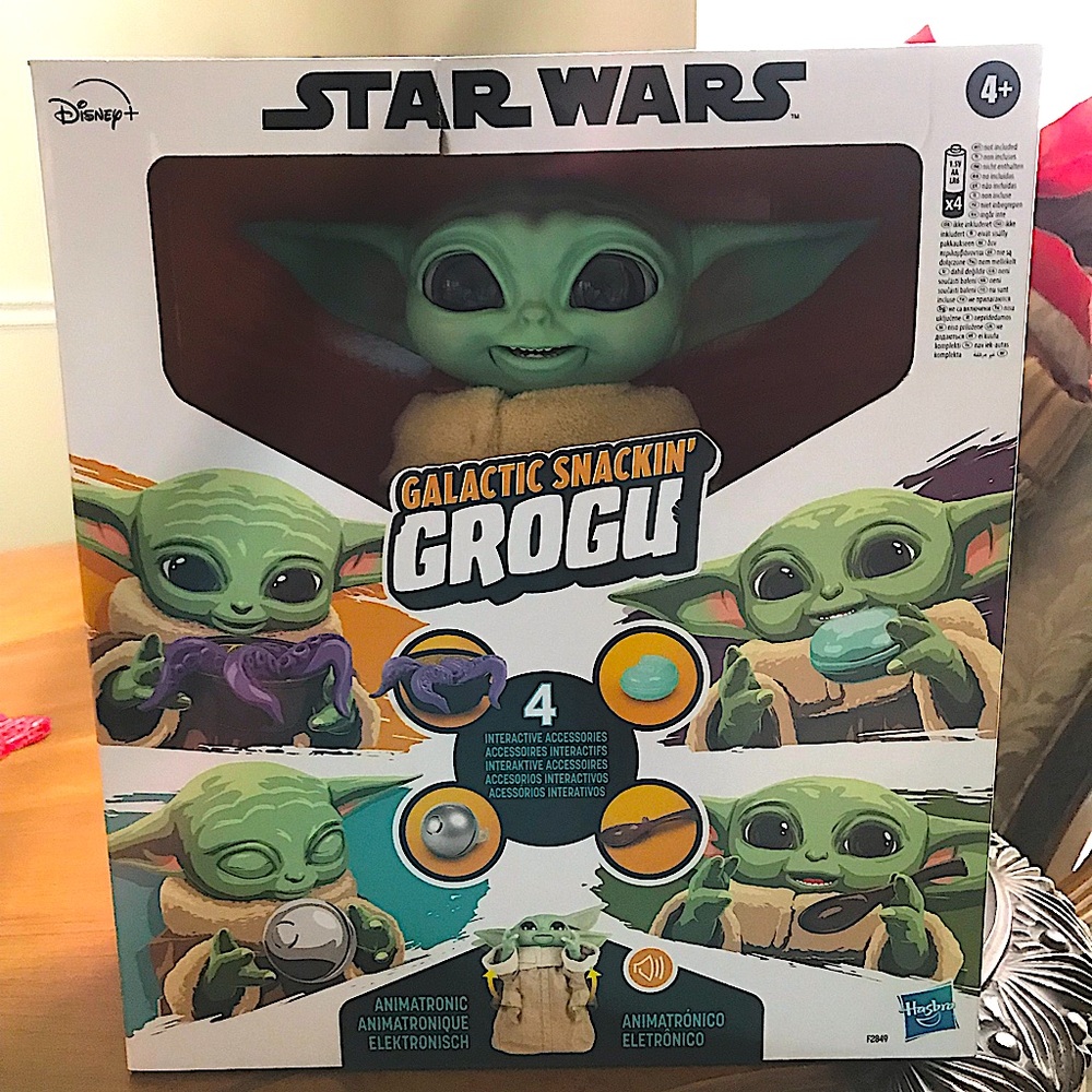 Star Wars-Mandalorian Galactic Snackin Grogu Animatronic Toy. Over 40 Sounds.